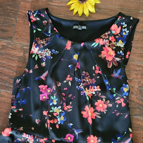 EXPRESS FLORAL DRESS 👗 ✨️ - Picture 3 of 7